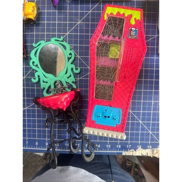 monster high Other - Monster High COFFIN VENDING MACHINE, VANITY SINK fashion doll accessories bundle